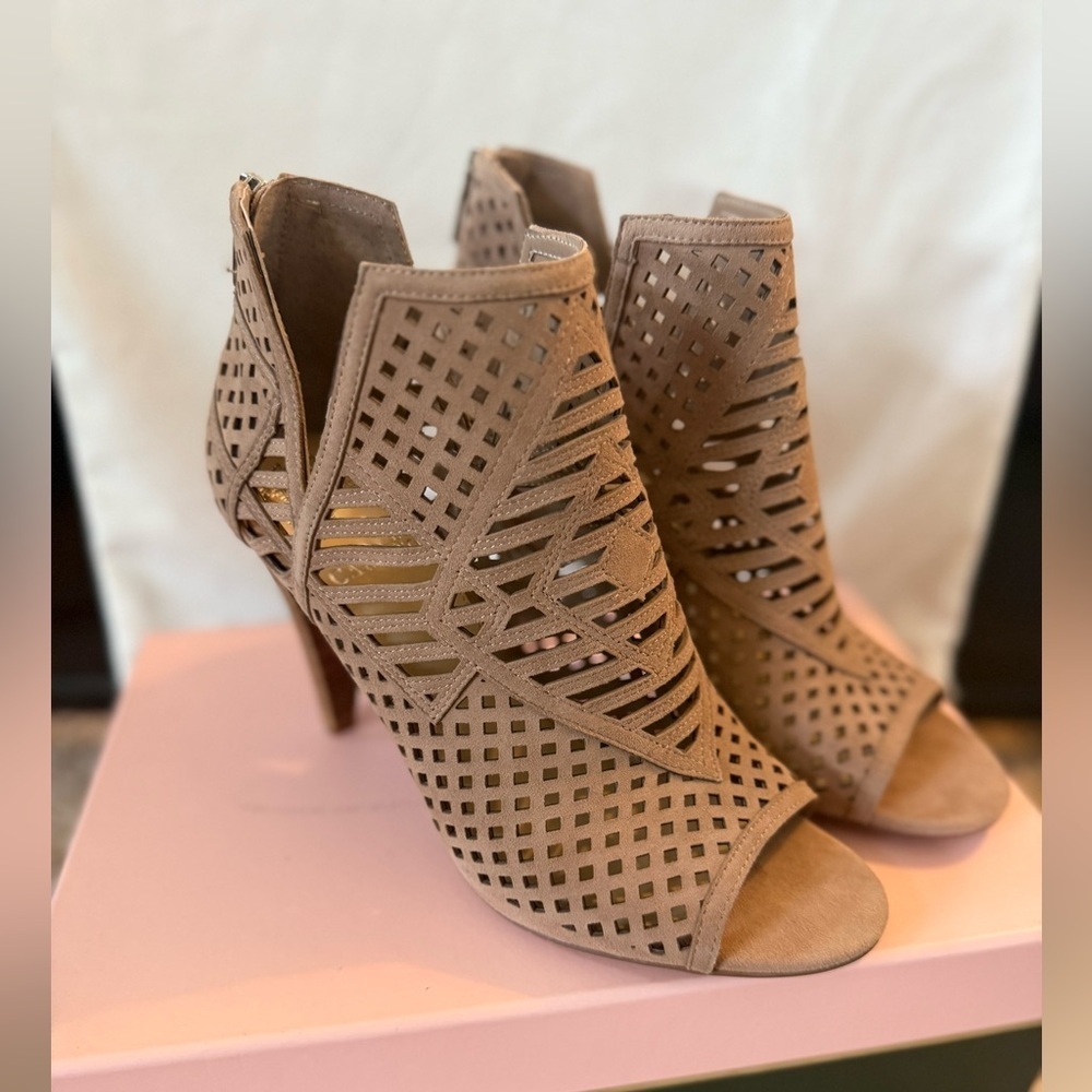 BRAND NEW Vince Camuto Allistan Cutout Peep-Toe Bootie